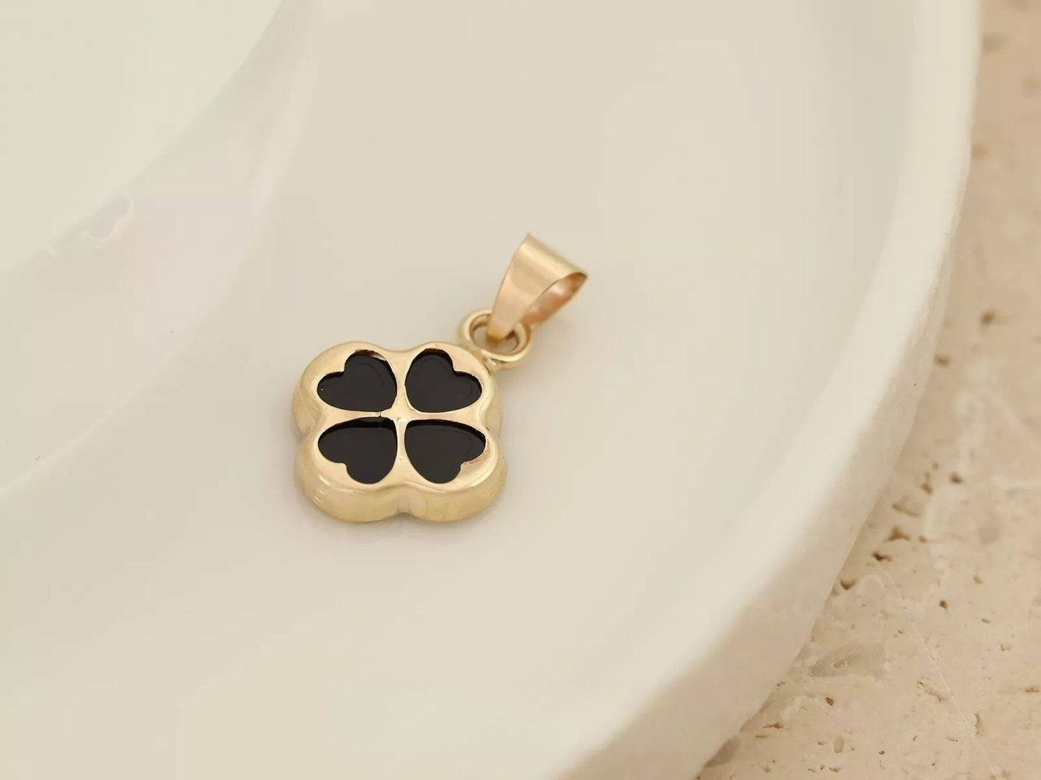 Złota zawieszka czterolistna koniczynka z czarną emalią 585 – symbol szczęścia1.jpg